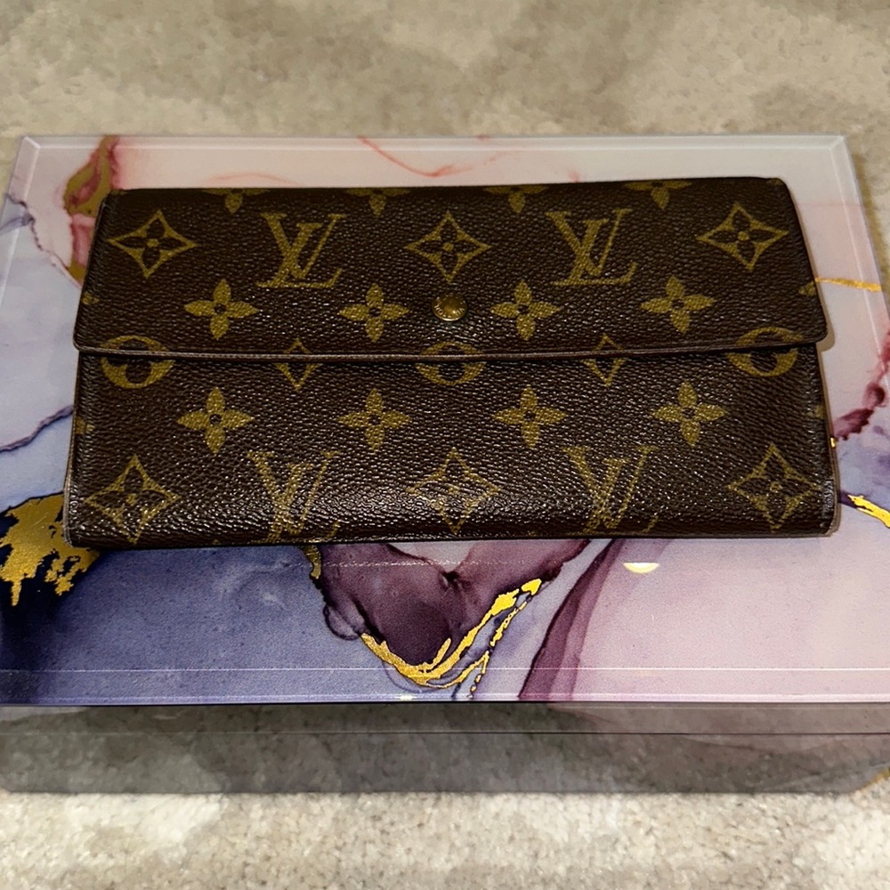 💯 authentic Louis Vuitton trifold Long Sarah wallet